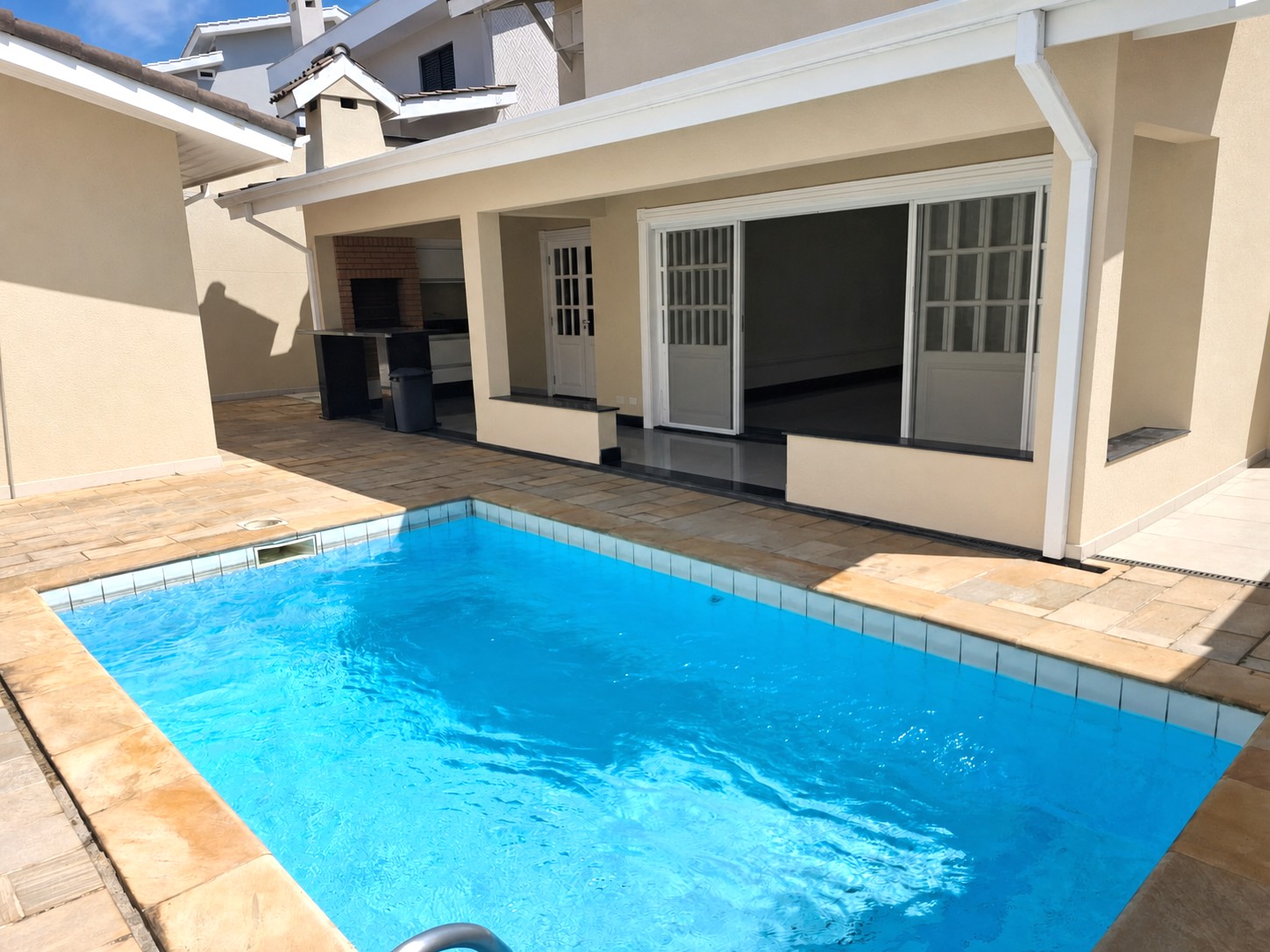 Piscina e fachada dos fundos