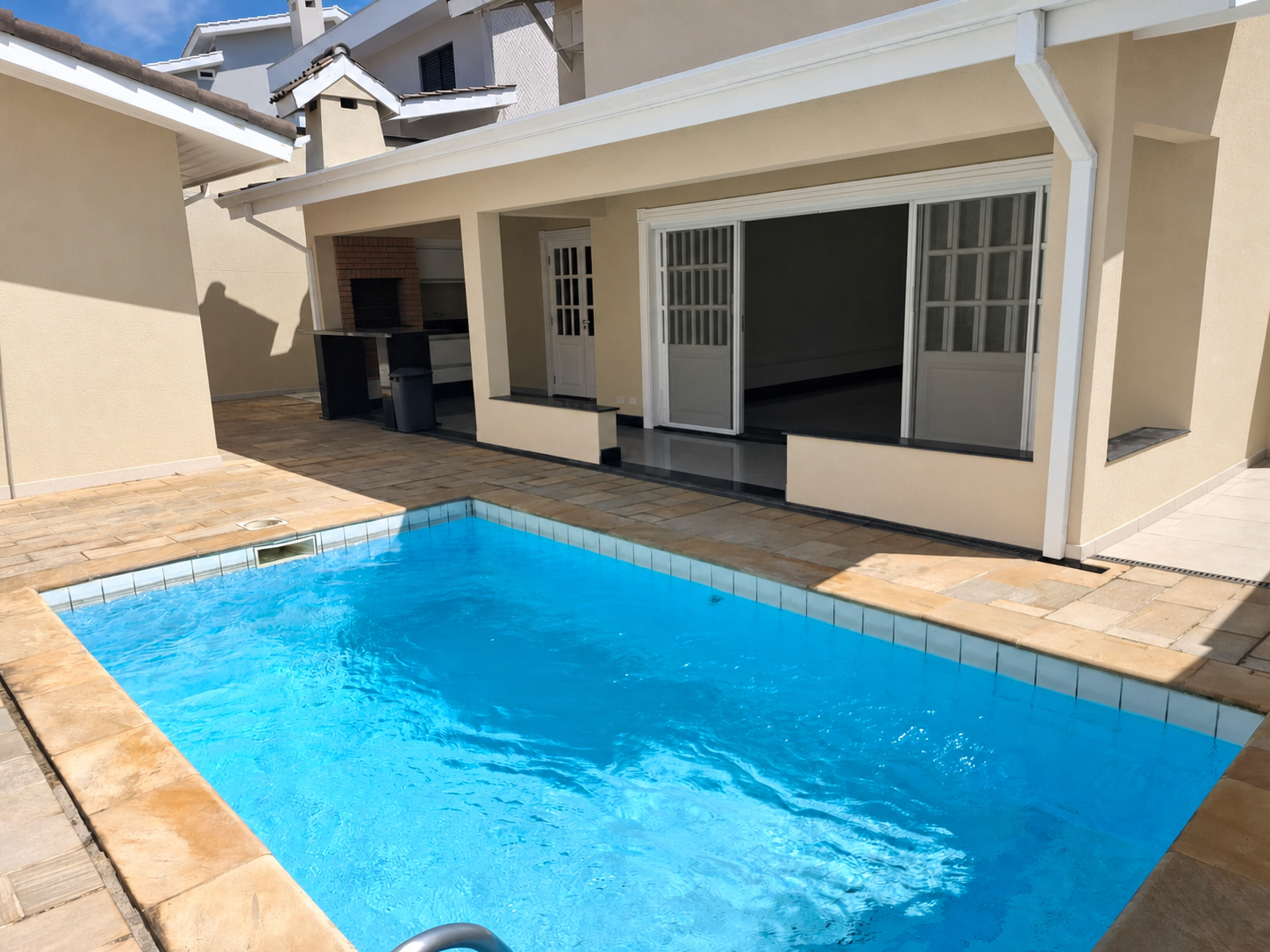 Área externa com piscina